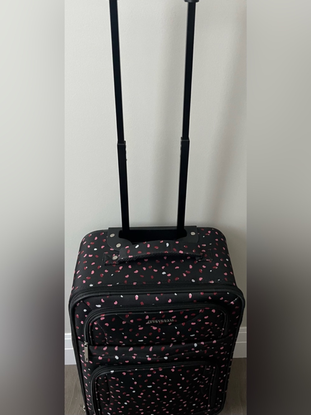 Excellent Condition 1 Carry On With extendable handle on wheels